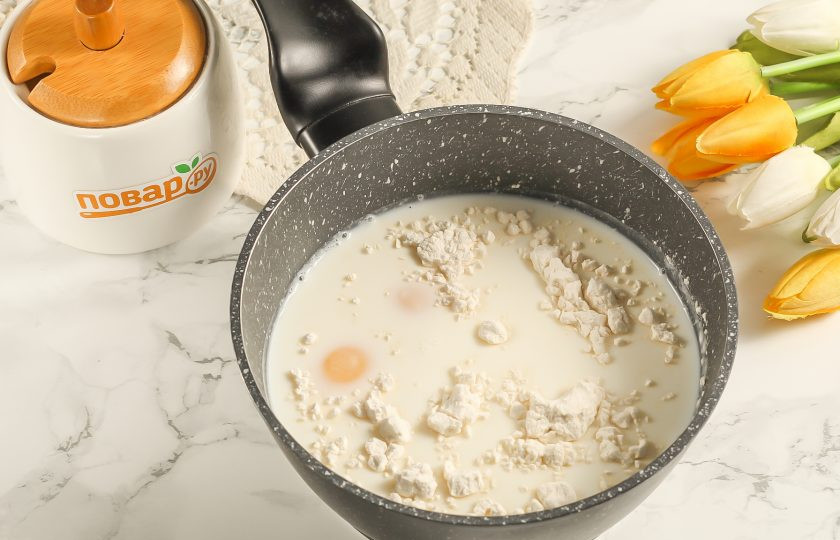 1. Этап. Заварной крем с коньяком: Влейте его в казан или ковш, кастрюлю с антипригарным дном. Выложите туда же желтки, всыпьте сахарный песок, ванилин и пшеничную муку. Аккуратно все взбейте.