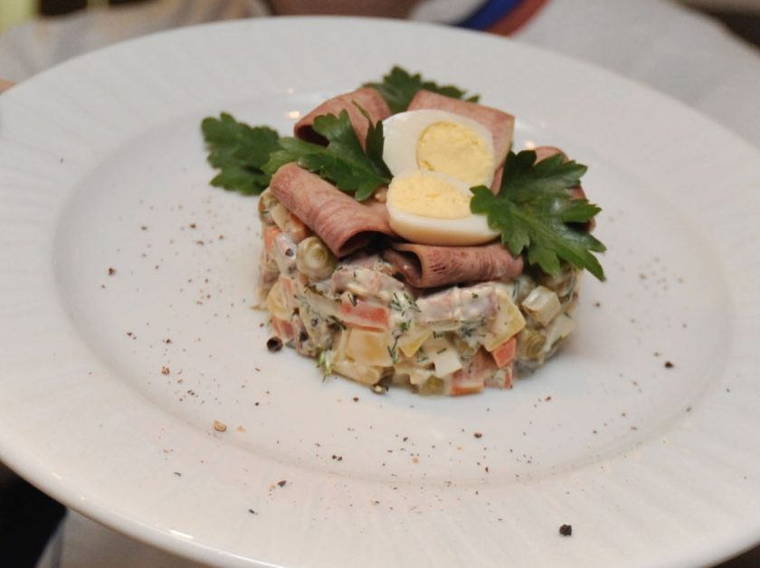 1. Этап. Салат с отварным языком: 6. Можете украсить и зеленью петрушки. Вот такой красивый и вкусный получился у нас салат с отварным языком и каперсами.