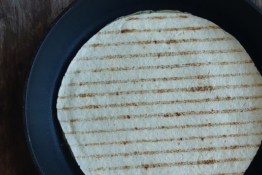 1. Этап. Тортилья с яйцами, сыром и помидорами: Сверху накрыть тортильей.