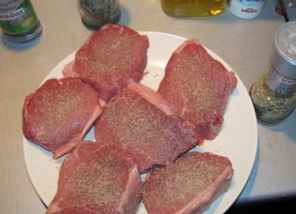 1. Этап. Стейк из мраморной говядины: Мясо помойте, просушите бумажными салфетками. Обильно поперчите.