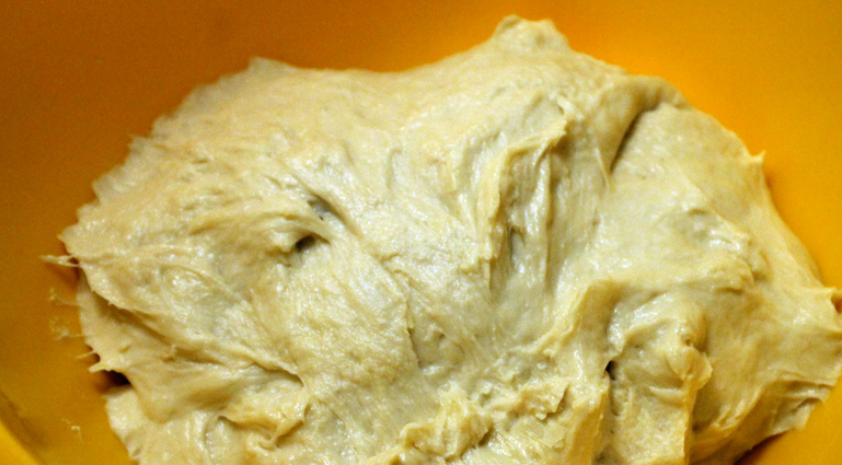 1. Этап. Расстегай с красной рыбой: Готовое тесто надо разделить на две части.