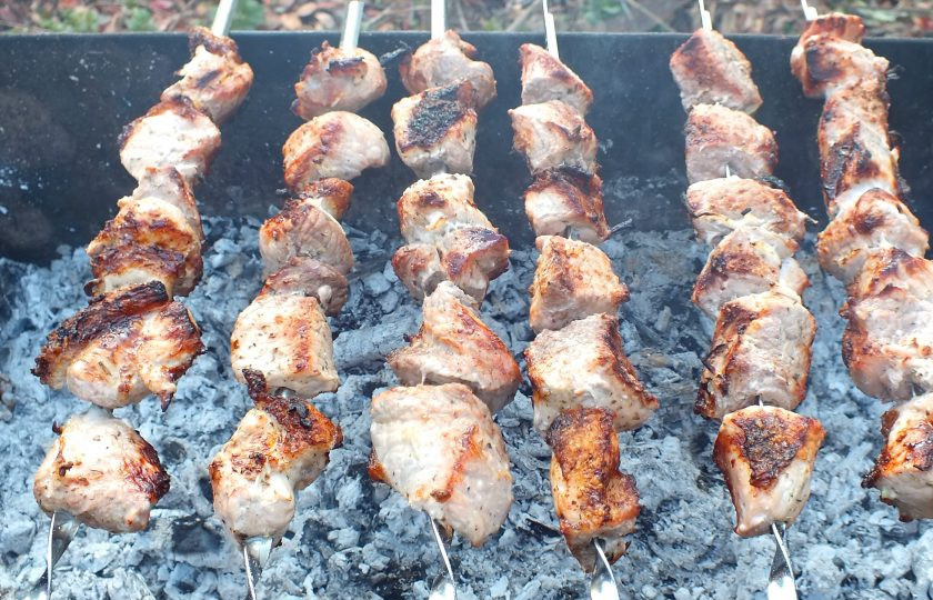 1. Этап. Шашлык на минералке с уксусом: Готовность шашлыка проверьте проткнув кусочек мяса ножом. Должен выделиться прозрачный сок. Снимите с огня и сразу же подавайте на стол.