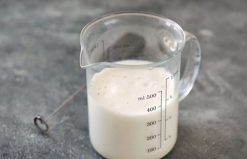 1. Этап. Фредо капучино: Взебейте холодное молоко в пенку.