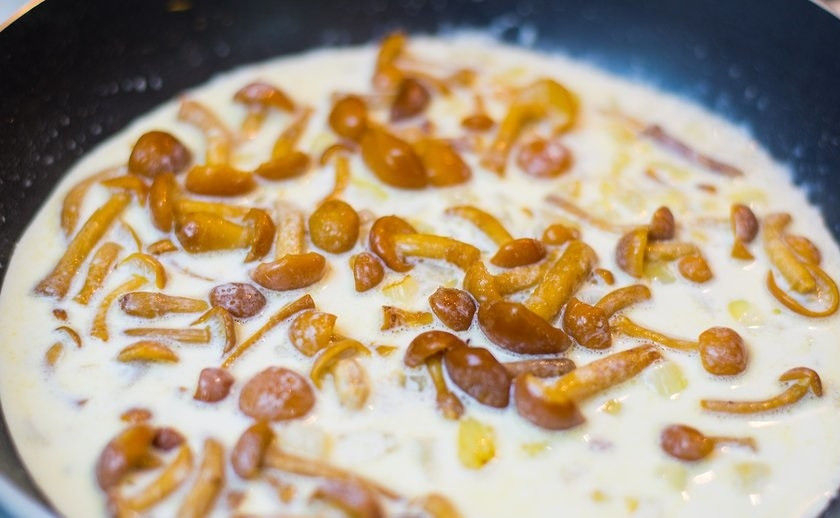 1. Этап. Грибы лисички: 6. Добавьте к грибам сметану и тушите под закрытой крышкой 2-4 минуты.