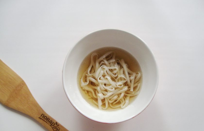 1. Этап. Корейская окрошка Кукси: Выложите в миску отварную лапшу.