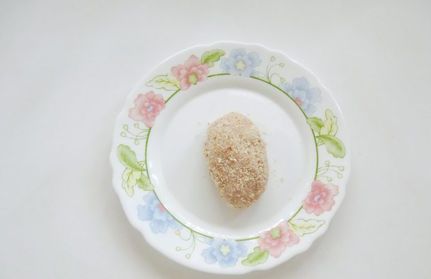 1. Этап. Куриные зразы с морковью и сыром: Сформируйте зразы. Обваляйте в панировочных сухарях.