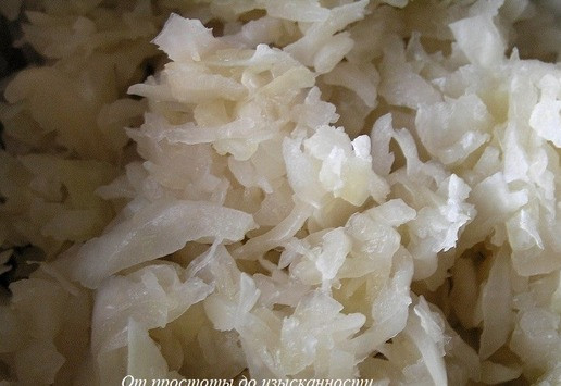 1. Этап. Салат из квашеной капусты с черносливом: Капусту слегка отожмите.