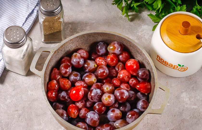 1. Этап. Соус из винограда на зиму: Выложите ягоды в казан и влейте горячую воду. Поместите емкость на плиту и проварите примерно 10-15 минут, чтобы ягоды полопались.