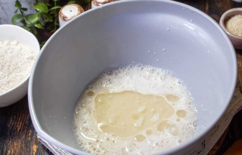 1. Этап. Цельнозерновые булочки для бургеров: В опару добавьте соль и масло.