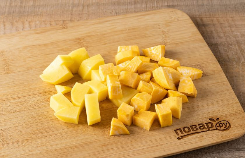 1. Этап. Пюре из репы: Очистите картофель и репу от кожуры, нарежьте кубиками.