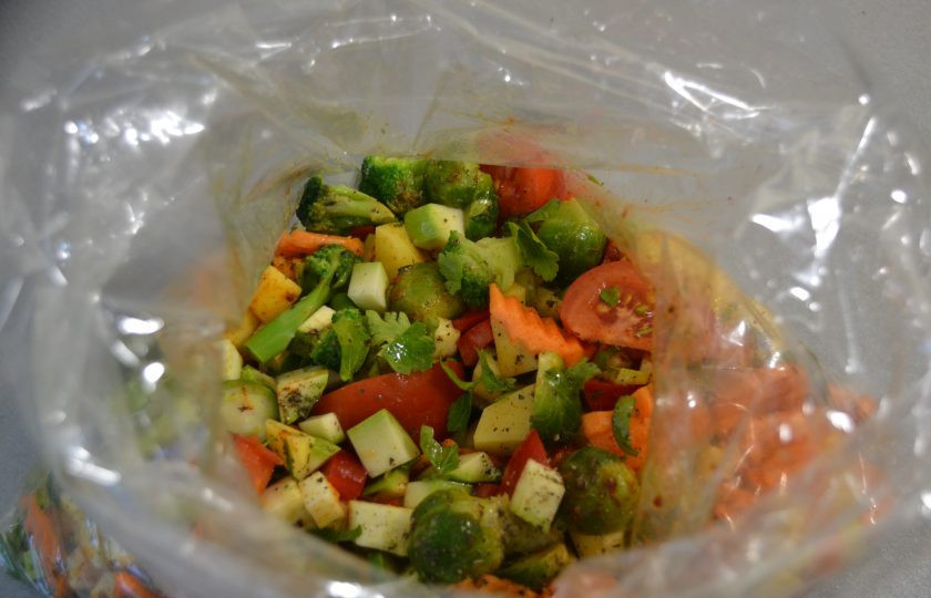 1. Этап. Овощное рагу в пакете для запекания: Влейте растительное масло прямо в пакет.