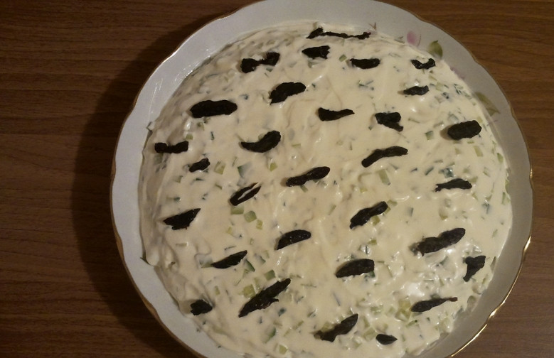 1. Этап. Белая береза (салат с черносливом): Ровным слоем наносим майонез и придаем салату красивую форму. Чтобы получилась березка, вставляем в некоторых местах кусочки чернослива. Перед употреблением ставим салат в холодильник на 1-2 часа. Приятного аппетита!