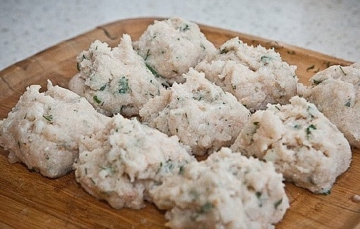 1. Этап. Рыбные котлеты из трески: Фарш разделите на 9 равных котлеток.