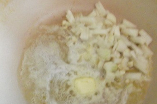 1. Этап. Суп из кабачков с грибами: Мелко порубите лук и чеснок. В глубокой сковородке растопите сливочное масло, добавьте оливковое и в этой смеси обжарьте лук и чеснок.