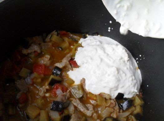 1. Этап. Рагу с мясом и овощами: Добавляем получившуюся смесь в мясо с овощами , перемешиваем и тушим минут 3-5.