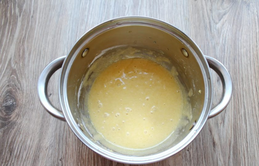 1. Этап. Торт Чародейка в мультиварке: Перемешайте все до однородности.