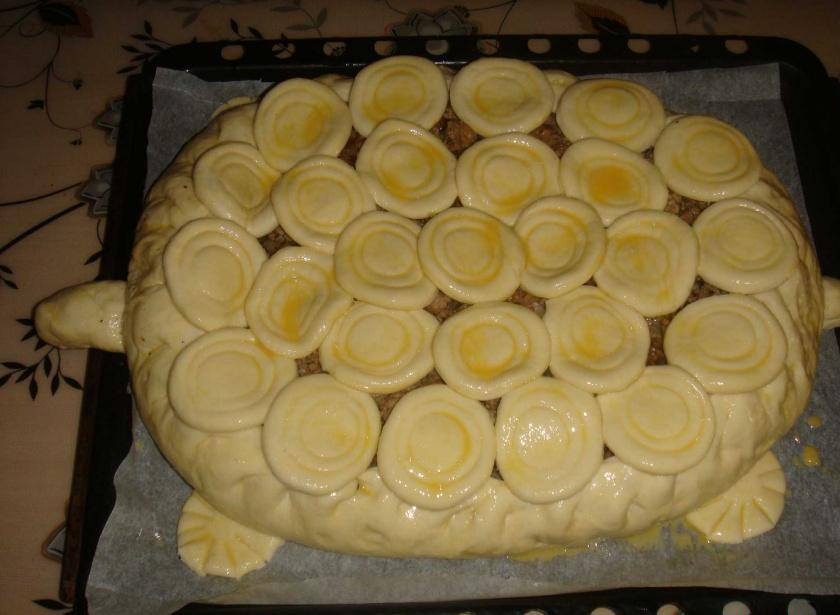 1. Этап. Пирог ЧЕРЕПАШКА: Хорошо смазываем сверху взбитым яйцом и отправляем в разогретую до 200С духовку.