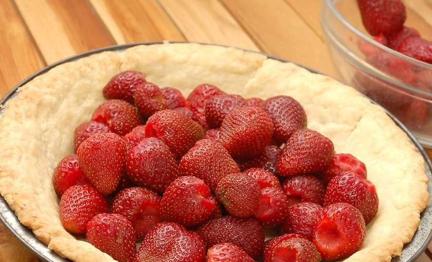 1. Этап. Пирог с клубникой: 2. Заранее раскатайте песочное тесто и выложите по форме для выпечки, запекайте его в разогретом до 180 градусов духовом шкафу до готовности, затем остудите. В остывший корж выложите 2 стакана цельных ягод клубники.