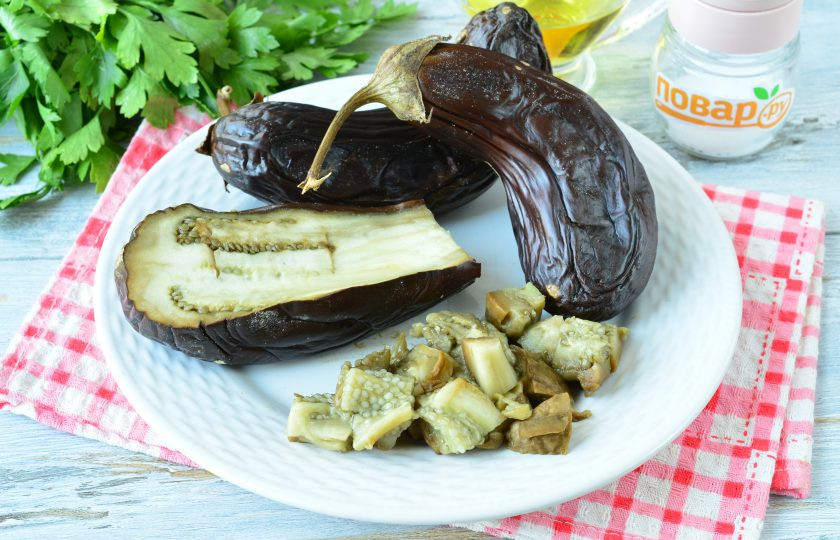 1. Этап. Баклажаны в духовке на зиму: Затем снимите кожуру, а мякоть баклажанов нарежьте кубиками.