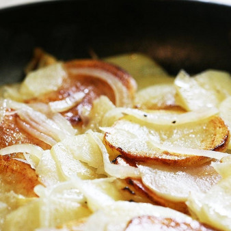 Домашняя жареная картошка с луком