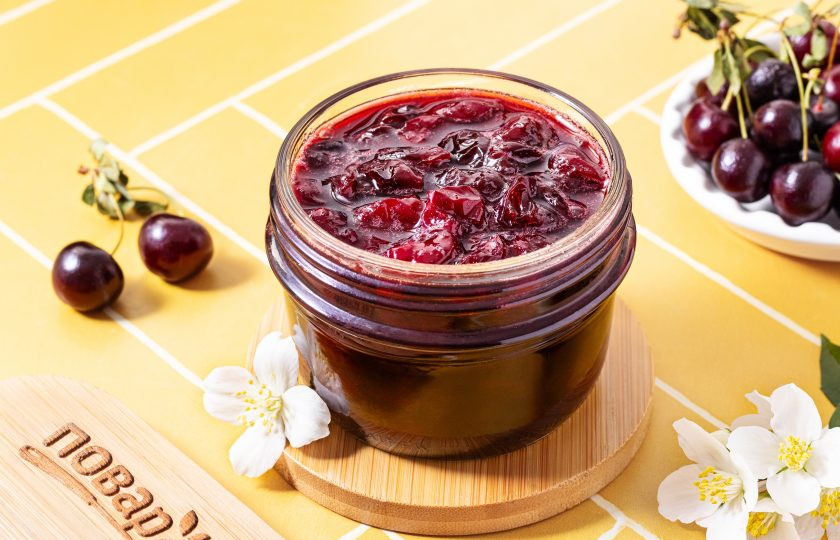 1. Этап. Вишневое варенье с ромом: Готовое варенье переложите в чистую стерилизованную баночку. Вишневое варенье с ромом готово, приятного вам аппетита!