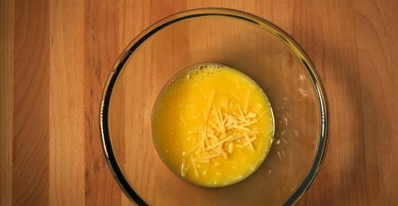 1. Этап. Паста Карбонара с беконом: В отдельной небольшой емкости взбейте яйца. Добавьте сыр, специи и перец.