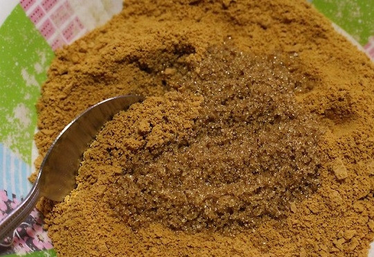 1. Этап. Чизкейк без выпечки с сыром: 1. Печенье измельчите в крошку и соедините с сахаром.