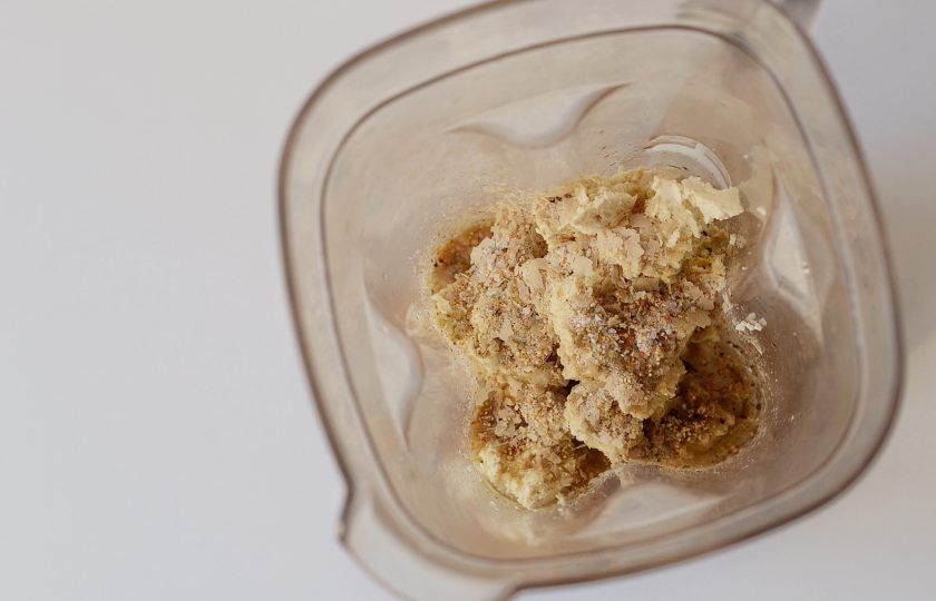 1. Этап. Постный шашлык: В блендере измельчите тофу с растительным маслом, водой, специями и пищевыми дрожжами до однородной консистенции.