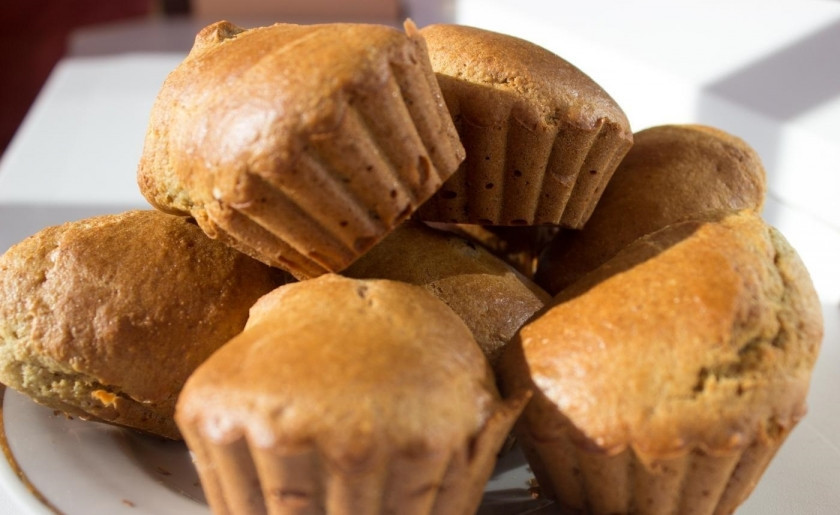 1. Этап. Кексы простые на молоке: 11. Выпекаю кексы в разогретом до 180 градусов духовом шкафу 20-30 минут. Готовые кексы выкладываю из форм и подаю к столу.