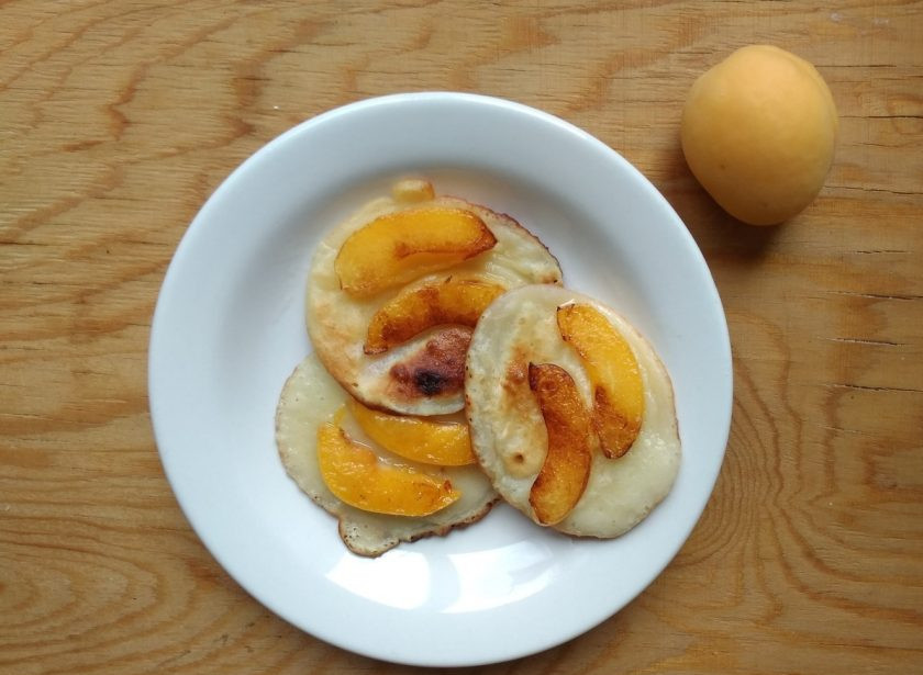 1. Этап. Оладьи с абрикосом: 8. Теперь обжарьте оладьи с другой стороны. Всё готово! Приятного чаепития!