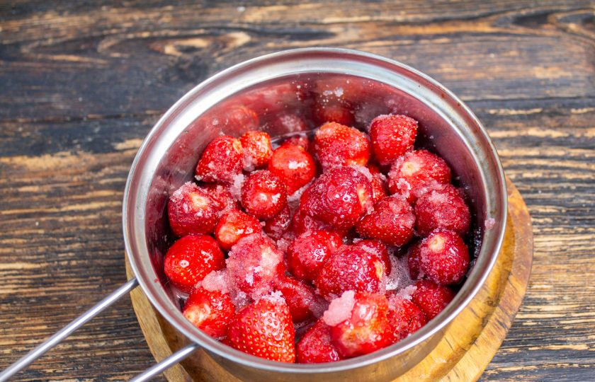 1. Этап. Варенье из клубники с белым шоколадом: Поставьте на плиту, доведите до кипения при небольшом нагреве.