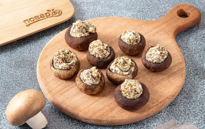 1. Этап. Шампиньоны со сливочным сыром: Шляпки шампиньонов остудите, а затем наполните начинкой из сливочного сыра.