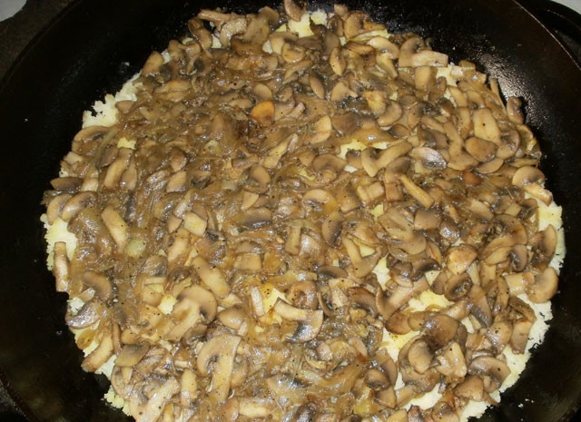 1. Этап. Картофельная запеканка с капустой в духовке: Сверху уложите грибы.