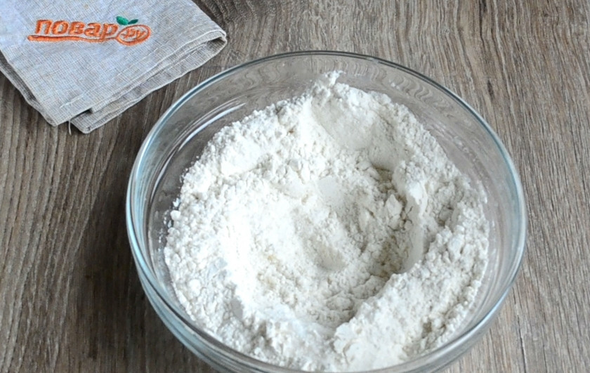 1. Этап. Новогоднее печенье Петушки: Приготовьте тесто. Для этого смешайте все сухие ингредиенты: сахар, муку и соду. Перемешайте и сделайте небольшую воронку.