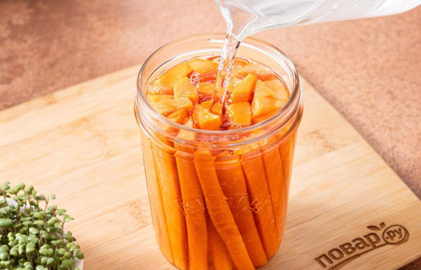 1. Этап. Морковные палочки ферментированные: Влейте рассол. Он должен полностью покрывать морковь.