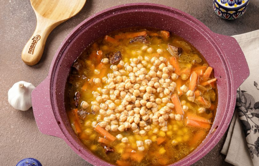 1. Этап. Плов с нутом и рисом: Так как нут не любит кипятка в начале, налейте в казан холодную воду. Вода должна покрыть зажарку. Сразу же добавьте набухший нут.