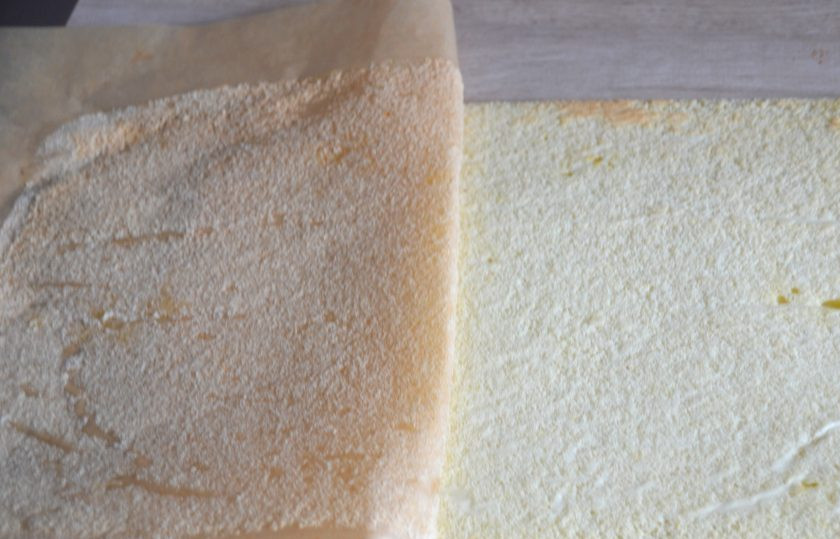 1. Этап. Торт Груши в карамели: Аккуратно снимите с бисквита пергамент или силиконовый коврик.