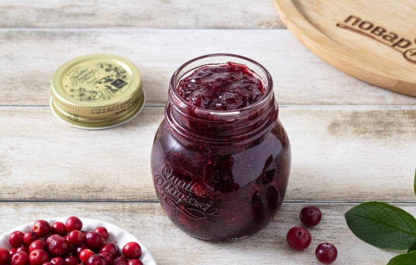 1. Этап. Варенье из клюквы и брусники: Разложите варенье по чистым стерилизованным баночкам, герметично закройте стерильными крышками и уберите на хранение.