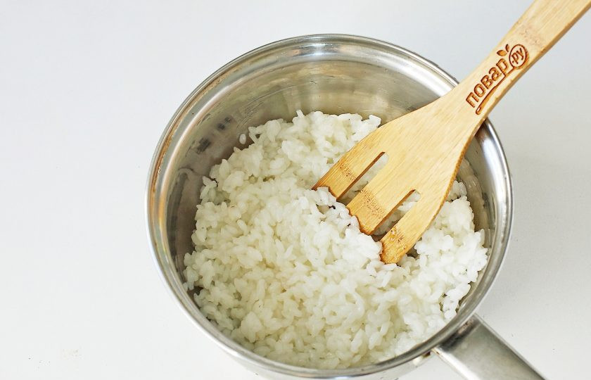 1. Этап. Тефтели с рисом без подливы: Рис отварите в подсоленной воде до полуготовности.