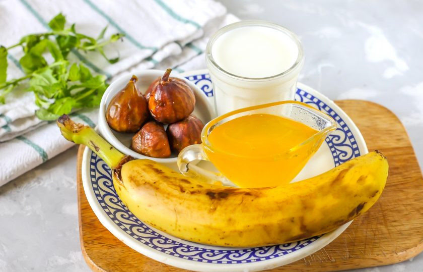 1. Этап. Смузи с молоком: Подготовьте указанные ингредиенты. Банан и инжир используйте спелые, сладкие.