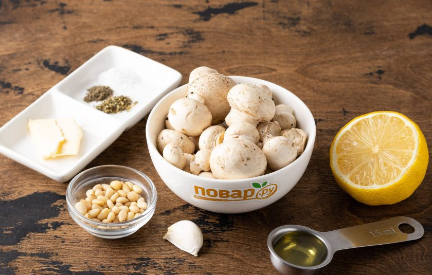 1. Этап. Шампиньоны с кедровыми орешками: Подготовьте все ингредиенты.