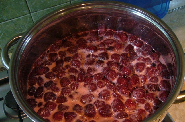 1. Этап. Клубничное варенье с целыми ягодами: 4. Теперь пусть клубника ночь постоит. На следующий день добавим к варенью лимонную кислоту и еще раз прокипятим. Параллельно готовим банки для закатки. Как только варенье закипит, 5 минут кипятим и сразу разливаем по банкам.