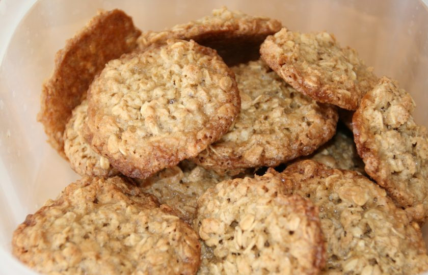 1. Этап. Домашние овсяные печенья: Готовится печенье минут 15, смотрите, чтобы оно стал немного золотистым. Перед подачей остудите лакомство.