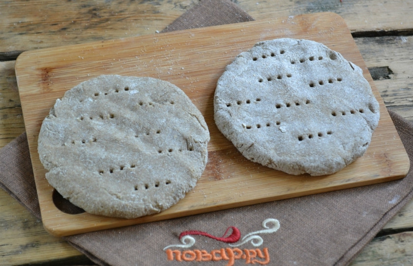 1. Этап. Ржаные лепёшки без дрожжей: Разделите тесто на 4 равные части, из каждого куска теста сформируйте лепешку толщиной не более 1 см. Сделайте несколько проколов вилкой и отправляйте в духовку, разогретую до 180 градусов.