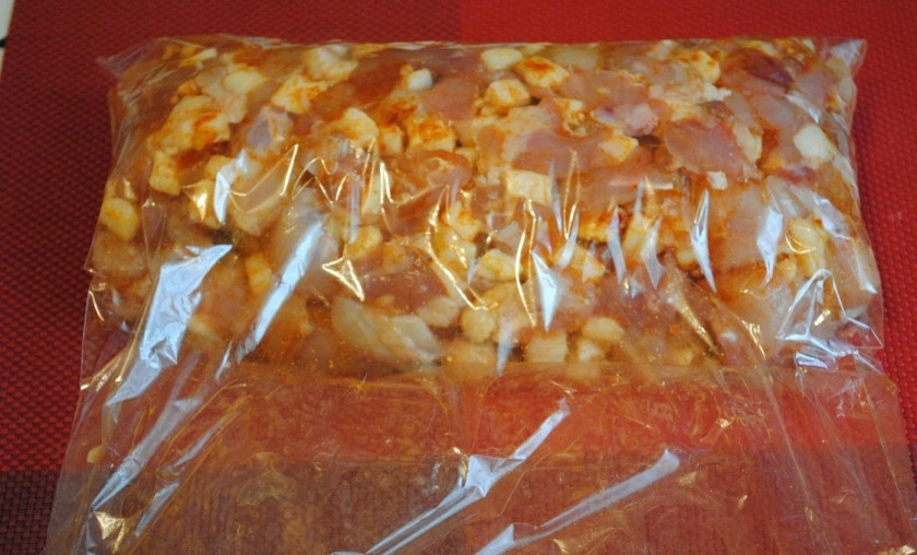 1. Этап. Сногсшибательный куриный рулет Мраморный: 6. Хорошенько перемешиваю массу, выкладываю её в пакет для запекания (можно на фольгу).