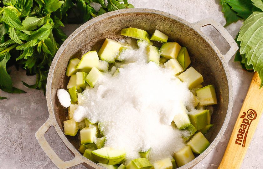 1. Этап. Кабачки в персиковом соке на зиму: Влейте лимонный сок и всыпьте сахарный песок.