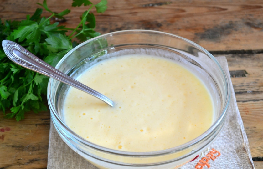 1. Этап. Беляши с мясом: А пока займитесь тестом. В кефире растворите соду, оставьте так на пару минут. Когда на поверхности появятся пузырьки, добавляйте яйцо и немного соли (примерно ½ ч. ложки). Хорошенько все перемешайте до однородного состояния.