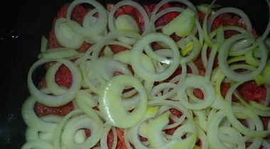 1. Этап. Мясо по-французски с черносливом: 1. Мясо нарезаем, отбиваем и натираем со всех сторон специями. Выкладываем на дно формы. Сверху - слой лука.