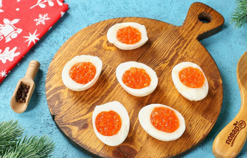 1. Этап. Закуска Дракончики на Новый год 2024: Половинки белков начините икрой.