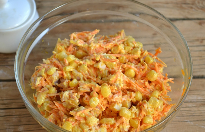 1. Этап. Салат с корейской морковкой и копченой курицей: Заправьте салат майонезом, дайте настояться в течении получаса. Салат с морковкой по-корейски и копченой курицей готов, приятного аппетита!